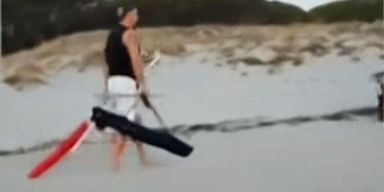 La Caletta, protesta per gli ombrelloni “segnaposto”: un operaio li rimuove e li ripone vicino ai cassonetti