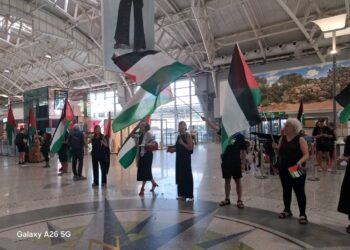 Sit-in pro Palestina all’aeroporto di Elmas, è polemica: «Nessuna discriminazione sui passeggeri»