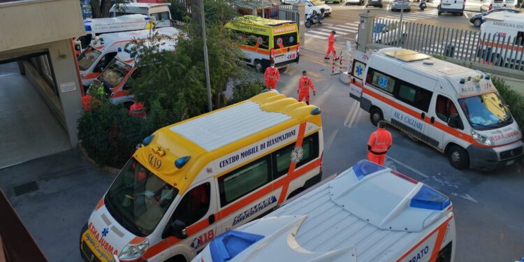 Santissima Trinità, ambulanze bloccate per ore: “Costretti al caldo, in piedi e ammassati. Siamo stanchi ed esasperati”