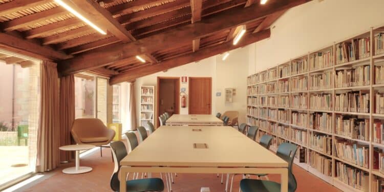 Quartu, 41 gradi e aria condizionata guasta: così la biblioteca pubblica diventa inaccessibile
