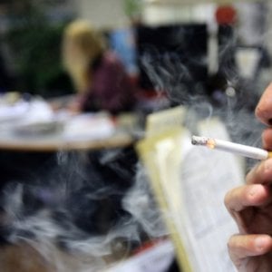Cagliari, fumo passivo ai tavolini dei locali: “Basta, il sindaco imponga divieti come in spiaggia”