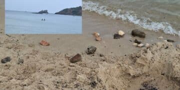 Pula, sassi spaccati in spiaggia da due bambini sotto gli occhi divertiti dei genitori