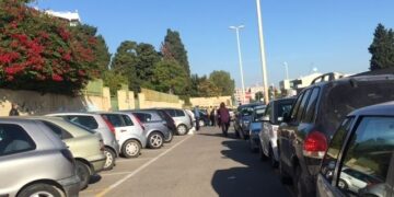 Cagliari, venditori nei piazzali degli ospedali rincorrono visitatori e pazienti: “Basta, sono luoghi di dolore”