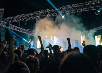 Nora Summer festival, la beffa all’alba per centinaia di ragazzi: “Ecco come il bus dell’Arst li ha lasciati a terra”