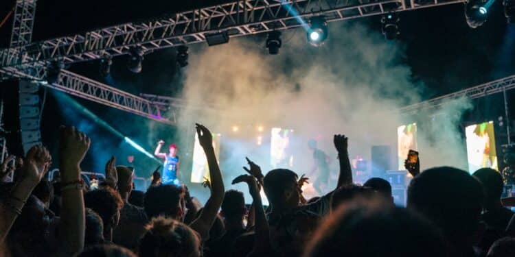 Nora Summer festival, la beffa all’alba per centinaia di ragazzi: “Ecco come il bus dell’Arst li ha lasciati a terra”