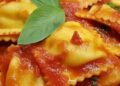 La cultura nel piatto, ravioli fatti in casa con ricotta e spinaci al sugo