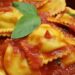 La cultura nel piatto, ravioli fatti in casa con ricotta e spinaci al sugo