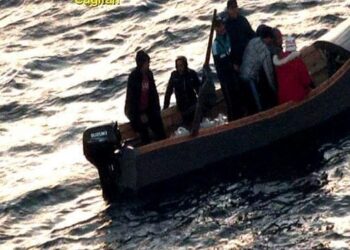 Bagnante travolta a Chia da un barchino di migranti, Lega: “Fatto gravissimo, contro l’immigrazione clandestina servono coraggio e determinazione”