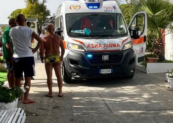 Panico al Poetto, giovane turista francese col pedalò rischia di annegare: salvato da tre vigili del fuoco  eroi