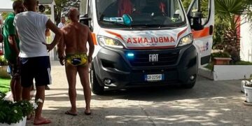 Panico al Poetto, giovane turista francese col pedalò rischia di annegare: salvato da tre vigili del fuoco  eroi