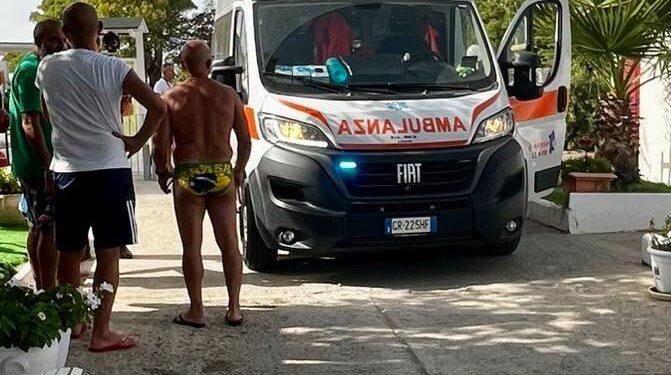 Panico al Poetto, giovane turista francese col pedalò rischia di annegare: salvato da tre vigili del fuoco eroi
