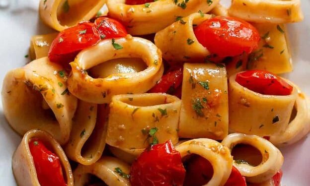 La cultura nel piatto, calamarata con calamari e pomodorini