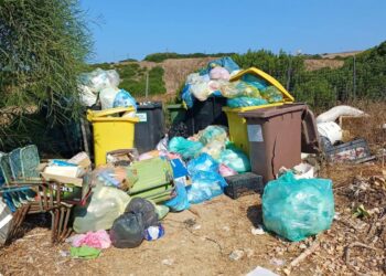 Una discarica a cielo aperto lungo la costa di Arbus, degrado e rischi per la salute di residenti e turisti