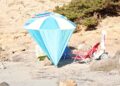 Ombrelloni segna posto anche nella spiaggia dei Francesi: fioccano le segnalazioni nella settimana di Ferragosto
