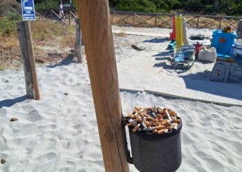 Villasimius, mancano i bagni pubblici e la spiaggia si trasforma in una latrina a cielo aperto