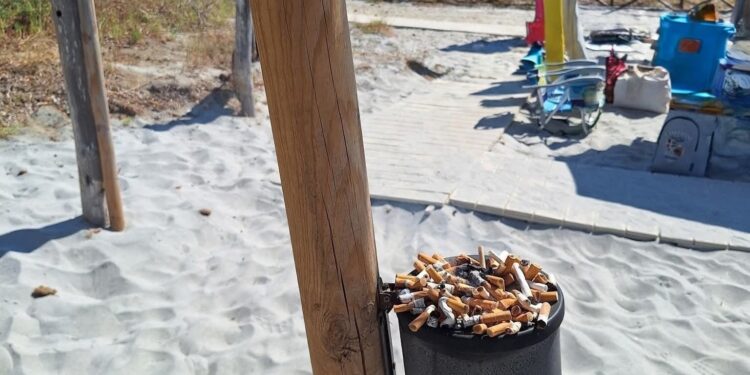 Villasimius, mancano i bagni pubblici e la spiaggia si trasforma in una latrina a cielo aperto