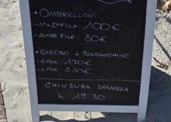 Prezzi stellari per un posto sotto l’ombrellone in Sardegna: anche 100 euro per aggiudicarsi la prima e la seconda fila