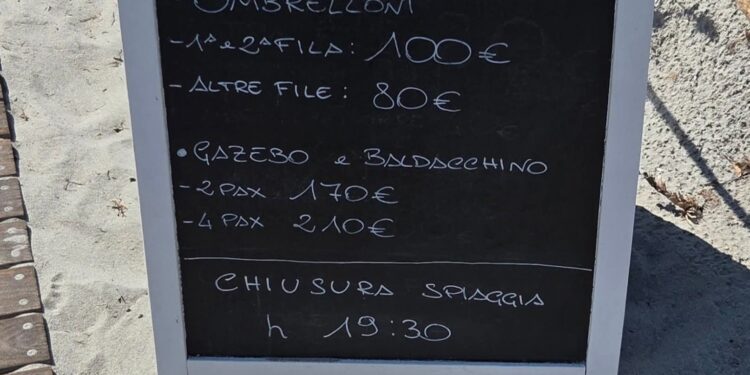 Prezzi stellari per un posto sotto l’ombrellone in Sardegna: anche 100 euro per aggiudicarsi la prima e la seconda fila