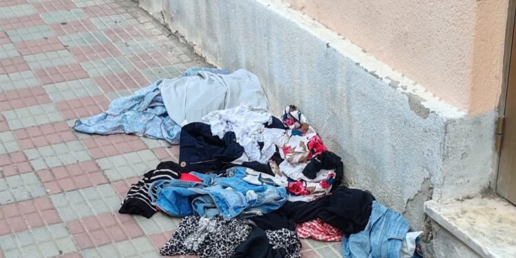 Cagliari, di fronte alla parrocchia di Sant’Avendrace cumuli di roba usata abbandonati a terra