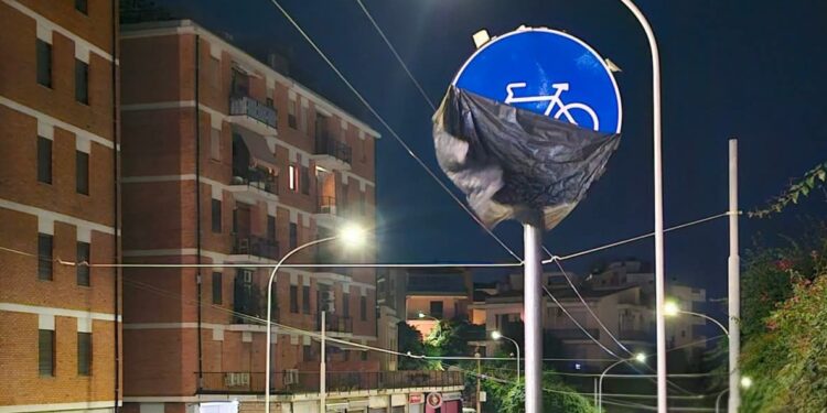 Cagliari, nuova pista ciclabile in arrivo nella salita verso piazza d’Armi: “Cartelli spuntati a Ferragosto”