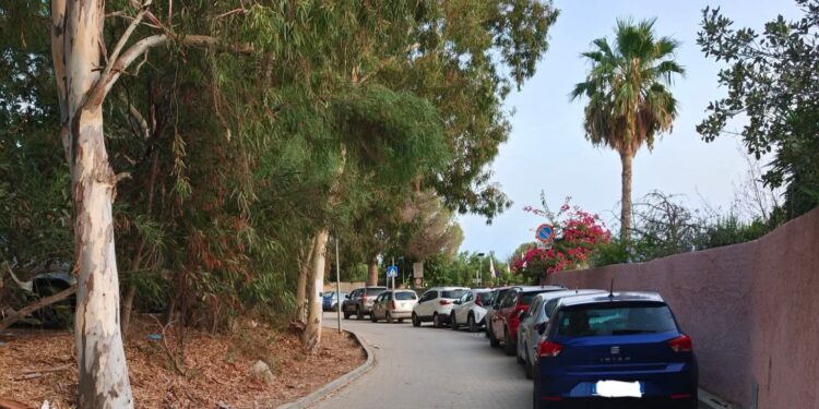 Torre delle Stelle, il passaggio pedonale utilizzato come parcheggio: lunga coda di auto in sosta e pericolo per chi va in spiaggia a piedi