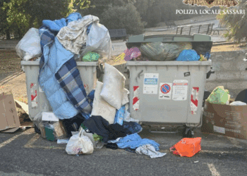 Sassari, sommerge di rifiuti i cassonetti: multa di 1000 euro e ritiro del libretto per 30 giorni