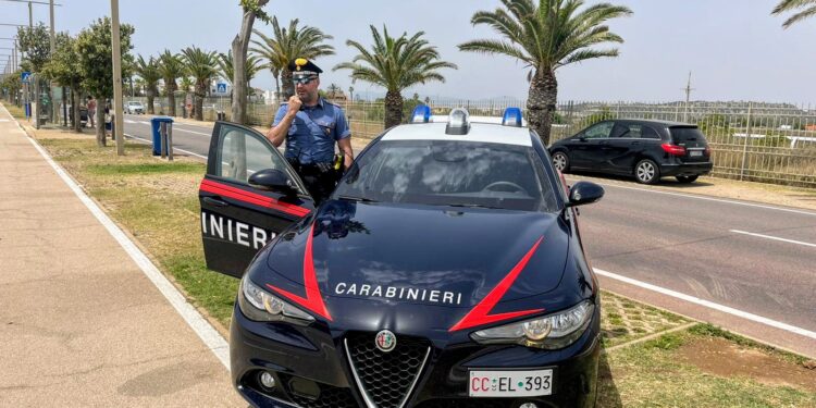 Tentato furto al Poetto: due Carabinieri fuori servizio bloccano un 26enne mentre ruba uno zaino