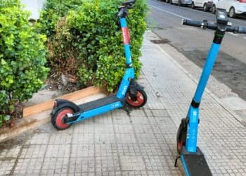 Quartu Sant’Elena, monopattini parcheggiati sui marciapiedi rubano il passaggio a pedoni e carrozzine