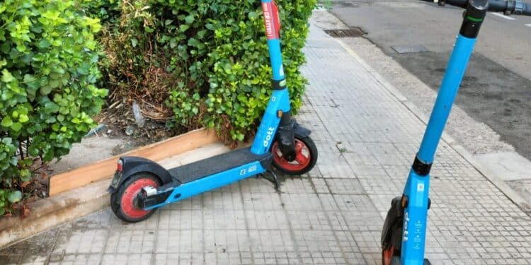 Quartu Sant’Elena, monopattini parcheggiati sui marciapiedi rubano il passaggio a pedoni e carrozzine