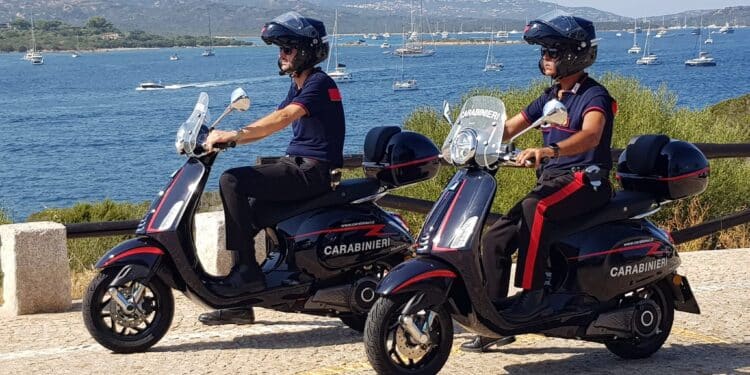 Carabinieri in vespa elettrica a Porto Cervo e Porto Rotondo