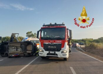 San Vero Milis, auto si scontra sulla Sp11 e si ribalta su un fianco: una donna in ospedale