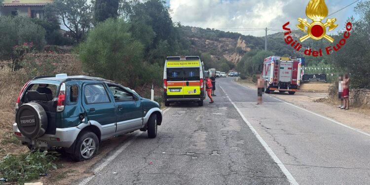 Arzachena, esce di strada con l’auto sulla Sp59: un uomo soccorso dai vigili del fuoco