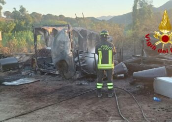 Olbia, fiamme in un deposito attrezzi: paura per la presenza di bombole e olio