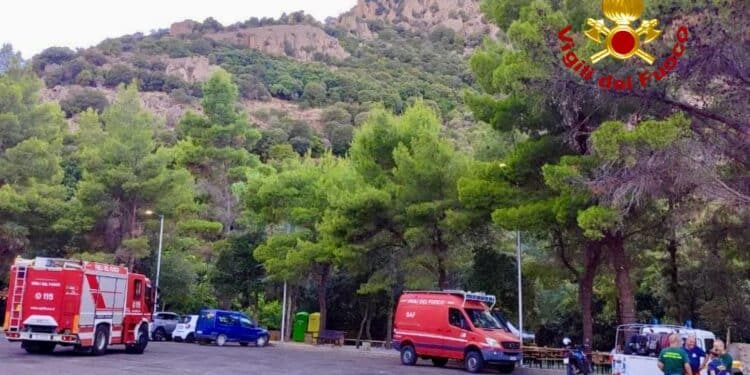 Tre escursionisti si perdono nei monti di Villacidro: salvati dai vigili del fuoco, trovati disidratati dal 118