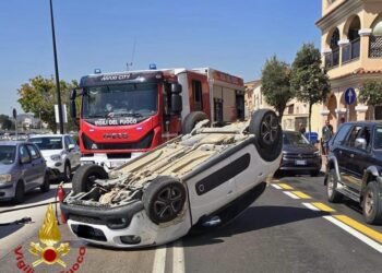 Olbia, colpisce un’auto parcheggiata e si ribalta: ferita una donna