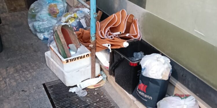 Cagliari, il Corso Vittorio Emanuele tra rifiuti abbandonati e ombrelloni da spiaggia in bella vista