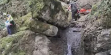 Tenta di salvare uno scout di 13 anni precipitato in una scarpata: morto un 59enne