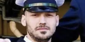Si ferma per controllare un’auto e viene trascinato via: gravissimo un comandante della polizia di 36 anni