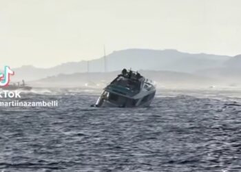 Yacht di 30 metri affonda a Porto Cervo, salvi i 14 a bordo