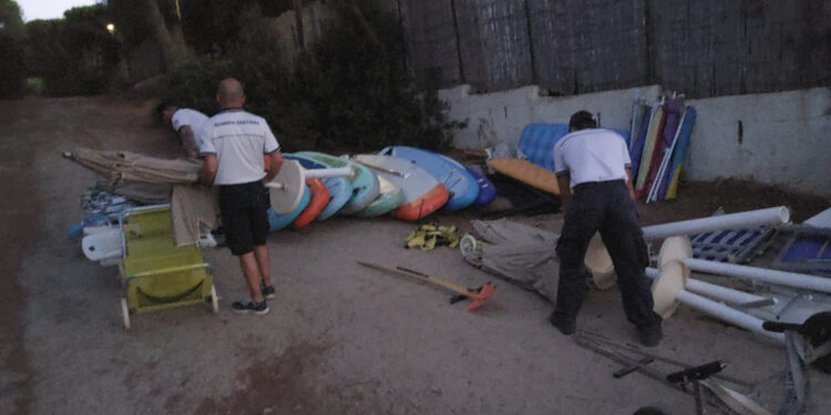 Pula, blitz della Guardia Costiera: sequestrati campi da beach volley, sup, canoe e attrezzature da spiaggia incustodite