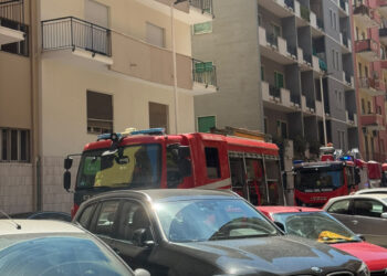 Cagliari, paura in via Lai: incendio in un attico, intervento dei vigili del fuoco (VIDEO)