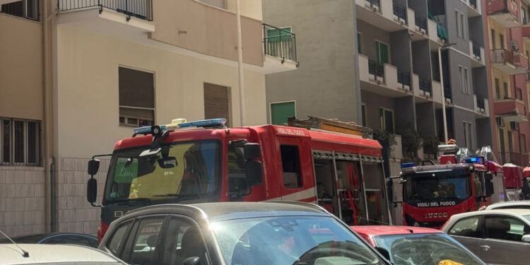 Cagliari, paura in via Lai: incendio in un attico, intervento dei vigili del fuoco (VIDEO)
