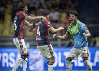 Parma-Cagliari 0-1, un eurogol di Romano fa volare o rossoblu’: ci siamo anche noi!