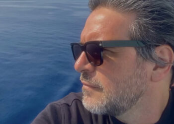 Si tuffa in mare per salvare  i figli e altri due ragazzi: muore a 48 anni il designer Paolo Allasia