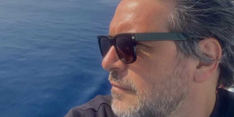 Si tuffa in mare per salvare i figli e altri due ragazzi: muore a 48 anni il designer Paolo Allasia