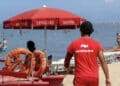 Tragedia in spiaggia: bagnino soccorre un uomo in difficoltà ma muoiono entrambi