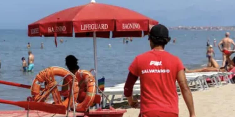 Tragedia in spiaggia:  bagnino soccorre un uomo in difficoltà ma muoiono entrambi