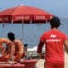 Tragedia in spiaggia: bagnino soccorre un uomo in difficoltà ma muoiono entrambi