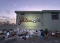 Cagliari, il nuovo murale satirico “Striscia l’immondizia” di Manu Invisible: “L’angolo con lo scorcio meno romantico della città”