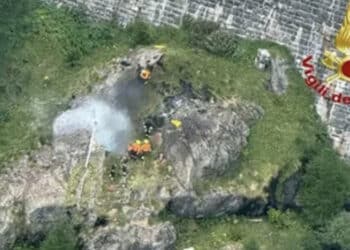 Ultraleggero urta dei cavi elettrici, prende fuoco e cade: morti il pilota e la cognata